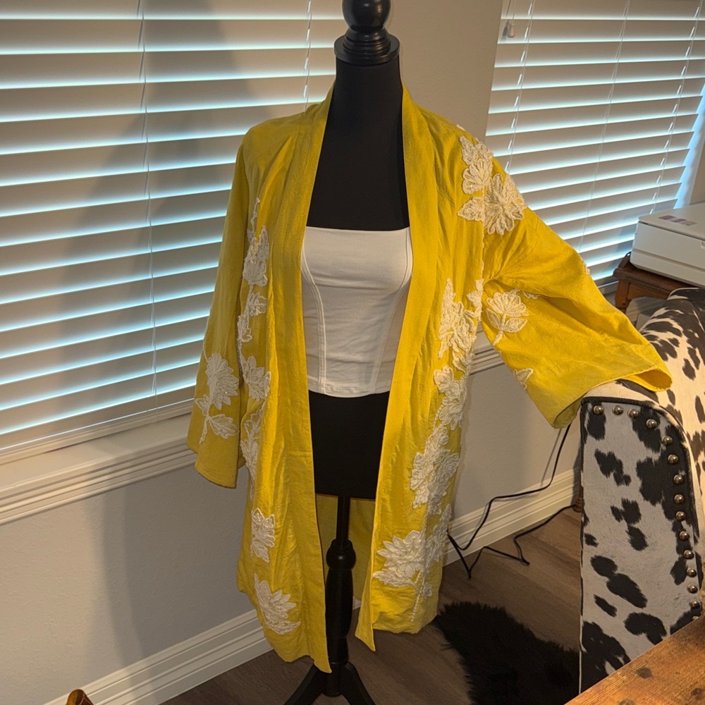 Soft Surroundings Yellow Kimono with White Floral Appliqués Sz L/XL